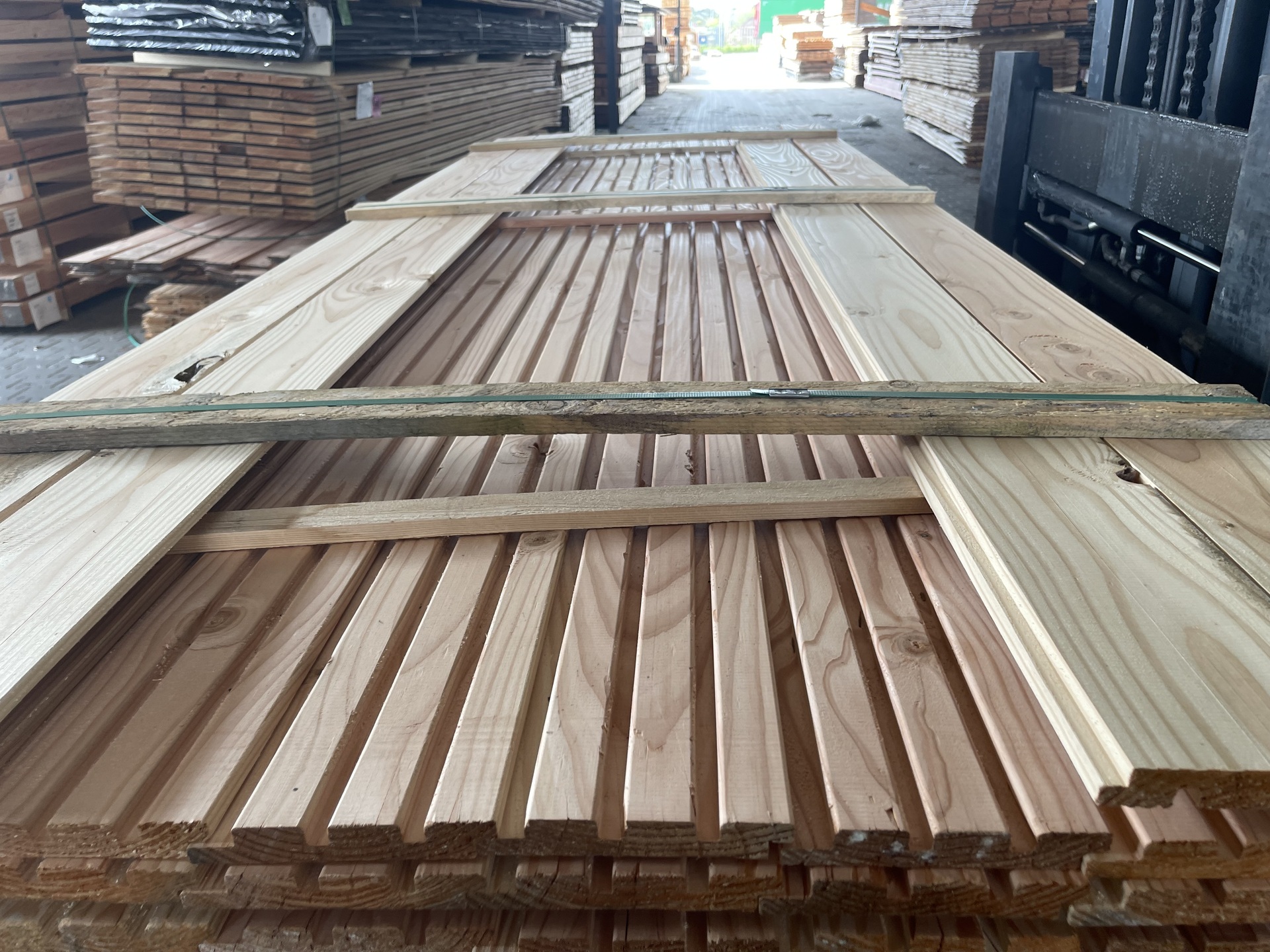 Ca. 130x Douglas Design- Triple- Deens profiel, 22x142mm, lengte 300cm